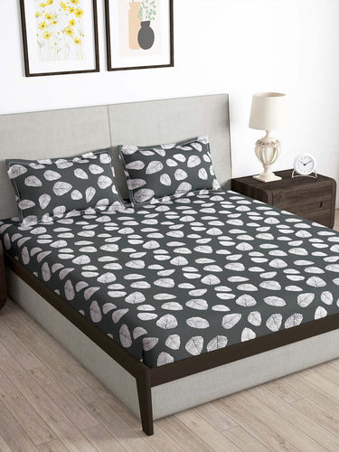 https://cdn.shopify.com/s/files/1/1857/6931/products/43819f38-d15e-4d7c-be17-6ac8ac05ca941701170433582-Storyhome-Arena-Grey--White-Floral-Printed-180-TC-Queen-Beds-1.jpg?v=1703220653